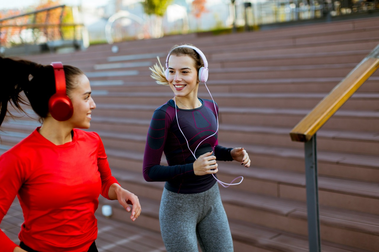 Duas mulheres correndo enquanto conversam sobre pace na corrida